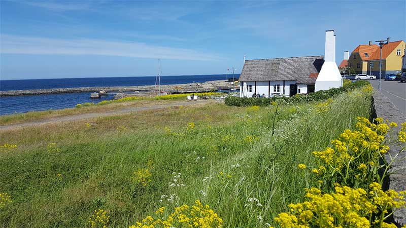 Charmigt rökeri på Bornholm med traditionell dansk arkitektur – ett populärt stopp under Tjörnarpsbuss bussresor till Bornholm.