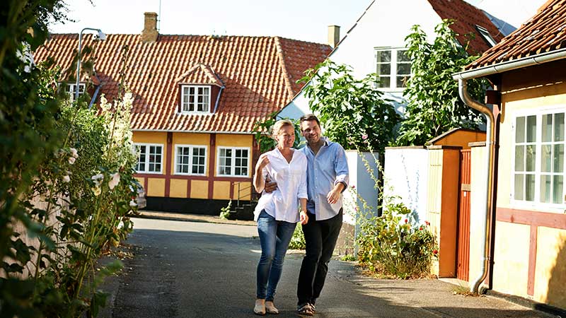 Promenera genom de romantiska smala gatorna på Bornholm kantade med korsvirkeshus under Bussresan med Tjörnarpsbuss