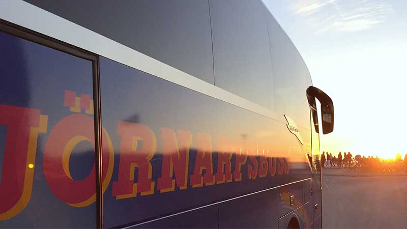 Tjrnarpsbuss i soluppgngen redo att kra mot Skagen i Danmark