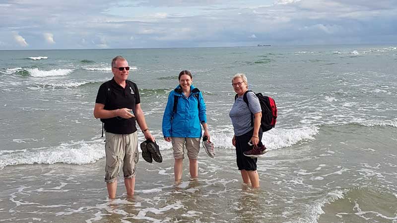 Resenrer frn Tjrnarpsbuss njuter av vattnet vid Grenen i Skagen nra Haven under bussresan
