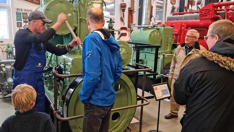Beskare utforskar Maskinrummet i Skagen  historiska motorer och teknik i maritim milj