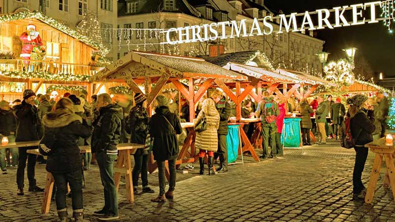 Jumarknads bes�k och julhygge under en bussresa till K�penhamn med Tj�rnarpsbuss i adventstid.