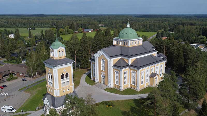 Vy ver Kerimki trkyrka i Finland  vrldens strsta trkyrka omgiven av grnska och stillsam landsbygd. Se den med Tjrnarpsbuss Finlandsresa