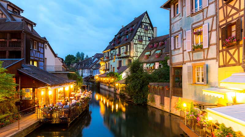 - Idyllisk kanal och färgglada korsvirkeshus i Colmar på vinresa med Tjörnarpsbuss