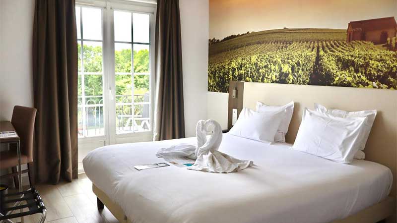 Best Western Hotel Ile de France i Chateau Thierry ligger vackert och romantiskt inredda rum.