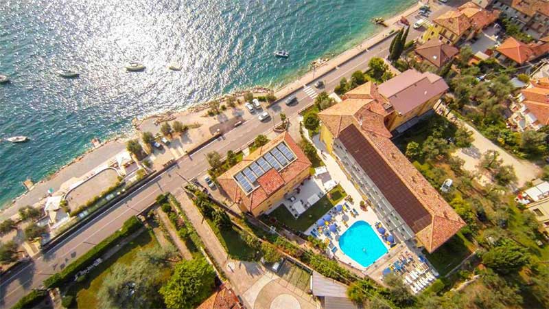 Hotel Drago i Assenza di Brenzona ligger perfekt intill strandpromenaden vid Gardasj�n