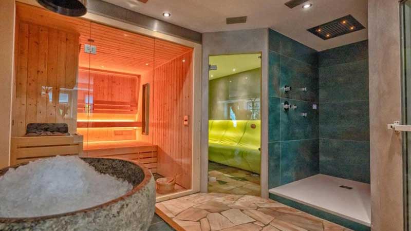 Spa anläggningen på Hotel Fantelli har både upplevelse dusch som olika bastur, bubbelbad och is.