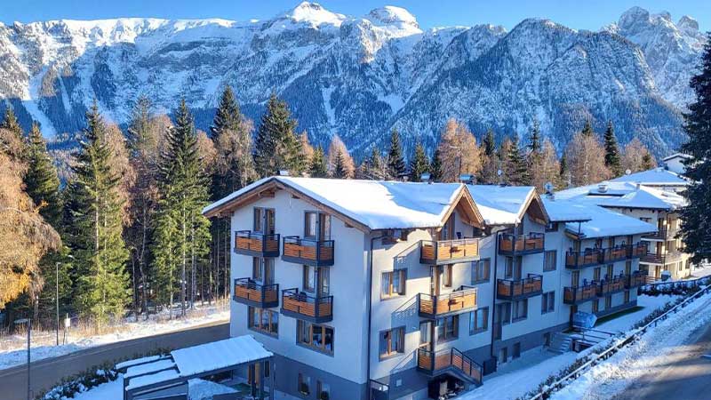 Högt ovanför byn hittar vi Hotel Fantelli med egen transferbuss till centrum.