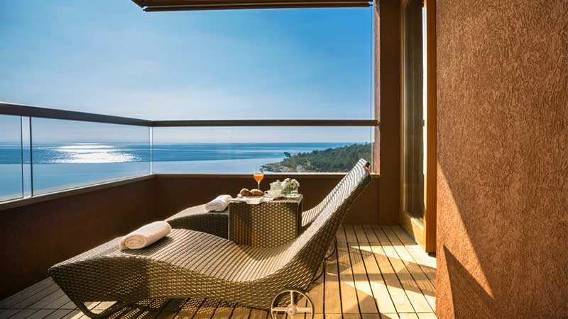 Koppla av på balkongen på Hotel Istra i Kroatien