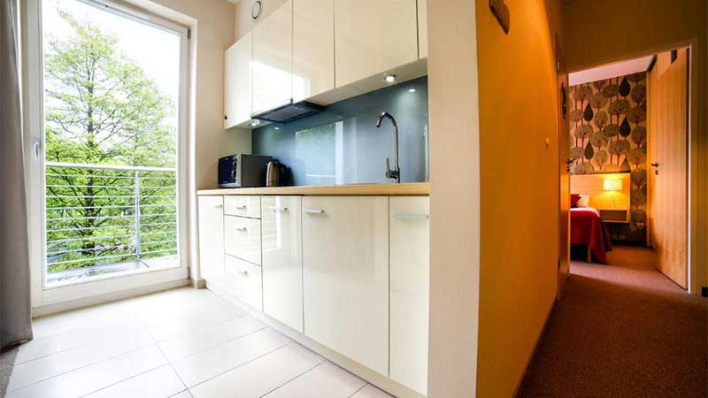 Pentry med balkong och sovrum i bakgrunden p� Golden Tulip Mzyzdroje d�r Tj�rnarpsbuss bor p� sin SPA resa