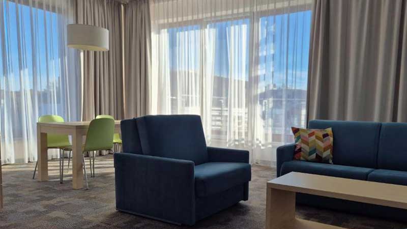 Sittgrupper i vardagsrummet p� Golden Tulip Mzyzdroje d�r vi bor under TJ�rnarpsbuss SPA resa till Polen.