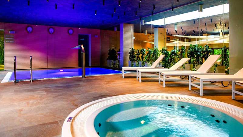 Pool och Jacuzzi i SPA av delningen p� Golden Tulip Mzyzdroje d�r Tj�rnarpsbuss kopplar av under sin SPA resa till Polen