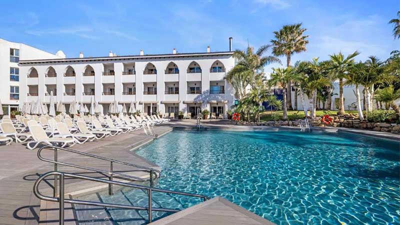 Poolen på Hotel Mac Puerto Marina vid Costa del Sol den spanska solkusten