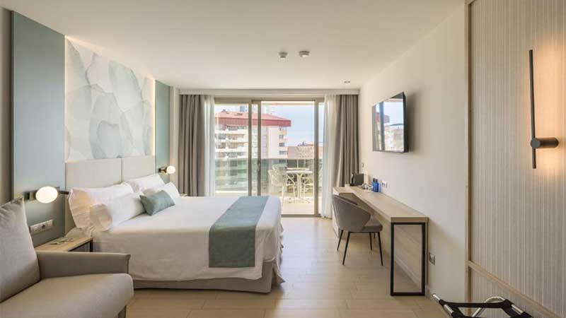 Luftiga fina rum har Hotel AR Diamante Beach i Calpe.