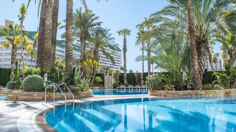 Det underbara poolområdet på Hotel AR Diamante Beach i Calpe
