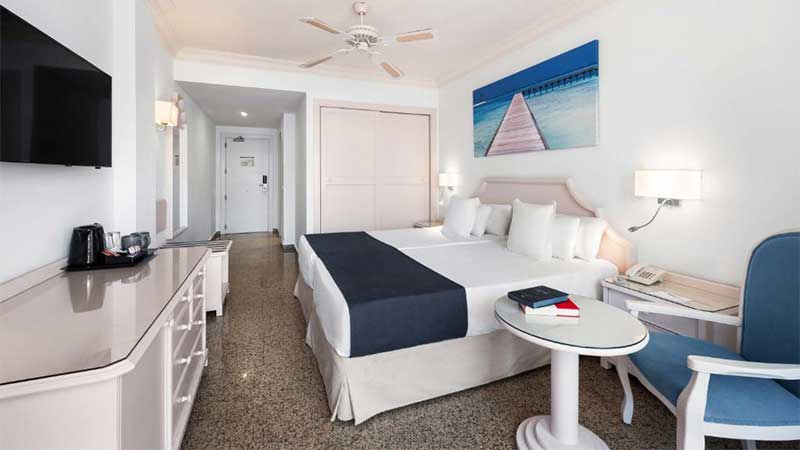 De fräscha dubbelrummen på Hotel Mac Puerto Marina på spanska solkusten