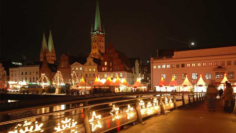 Julmarknad – Lübecks historiska julmarknad med upplysta marknadsstånd.