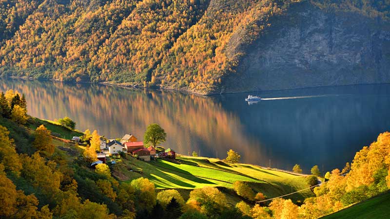 Höst i Aurlandsdalen – färgsprakande fjällnatur och bussresa med Tjörnarpsbuss i Norge
