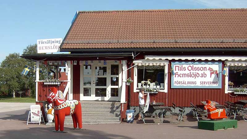 Vi tittar på dalahästtillverkningen i Nusnäs på vägen till Mora.