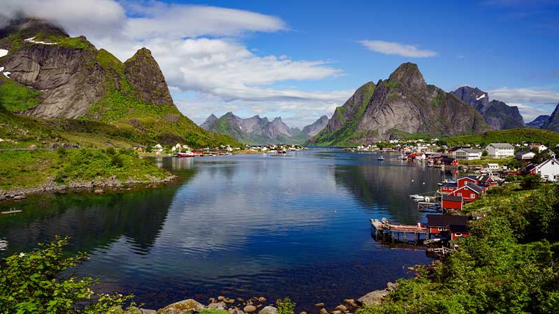 flj med p bussresa med Tjrnarpsbuss genom Lofotens skrgrd  dramatiska berg och kustlandskap i Nordnorge
