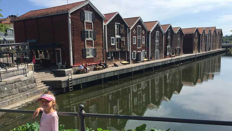 Tjrnarpsbuss i Lofoten  resa genom Nordnorge med vy ver traditionella packhus vid kusten