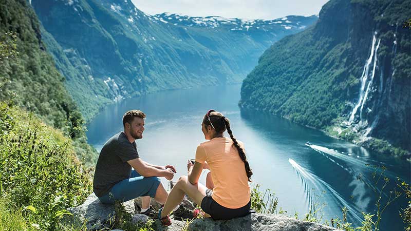 Underbar utsikt över Geirangerfjorden och vattenfall