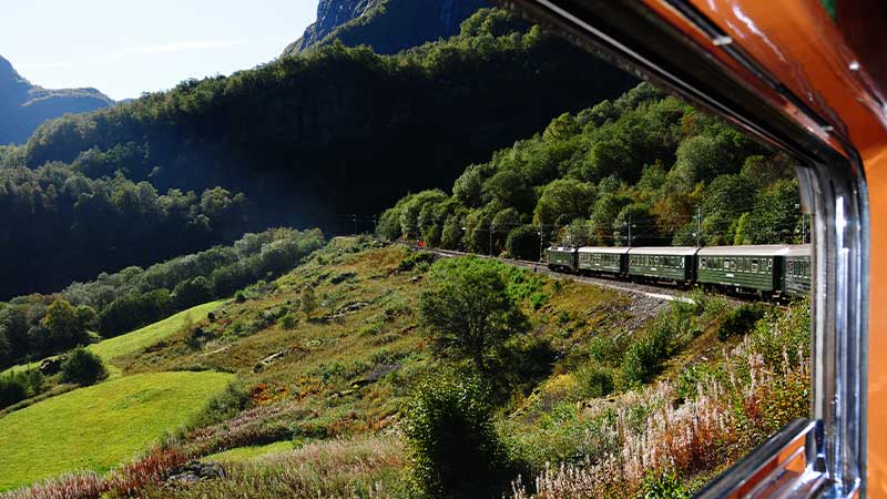 Utiskt fårn den legendariska Flåmsbanan över den magiska norska landskapet.a