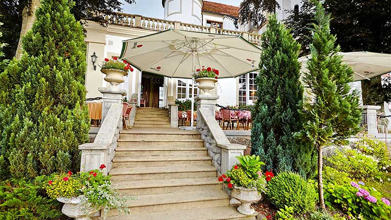 Trappa upp till altanen p Castle Podewils hotell i Krag med Tjrnarpsbuss resa