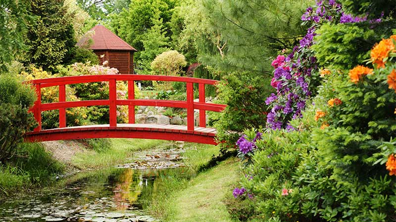 Rd bro i Hortulus Garden. Upplev den under bussresan med Tjrnarpsbuss i Pommern