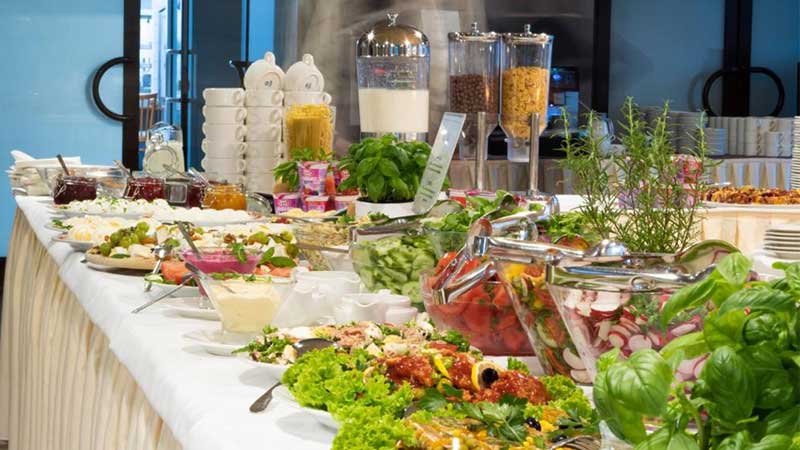 Njuta av den fina frukostbuffn p hotell Wolin under er sparesa med Tjrnarpsbuss