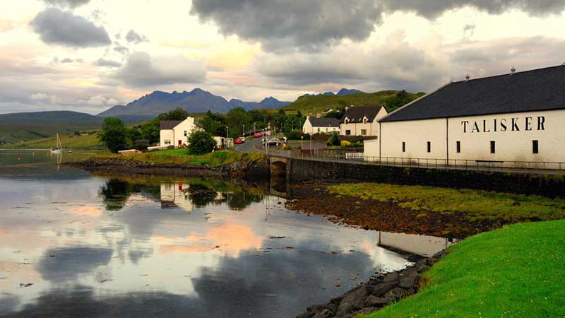 Talisker i kvällsljus på Isle of Skye – dramatiskt landskap och whiskyupplevelse med Tjörnarpsbuss