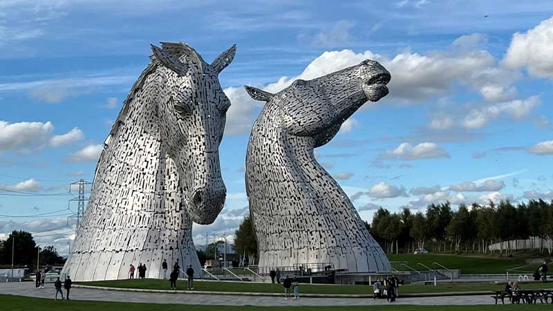 The Kelpies – 30 meter höga stålhästar i Falkirk, skapade av Andy Scott. Res med Tjörnarpsbuss till Skottland