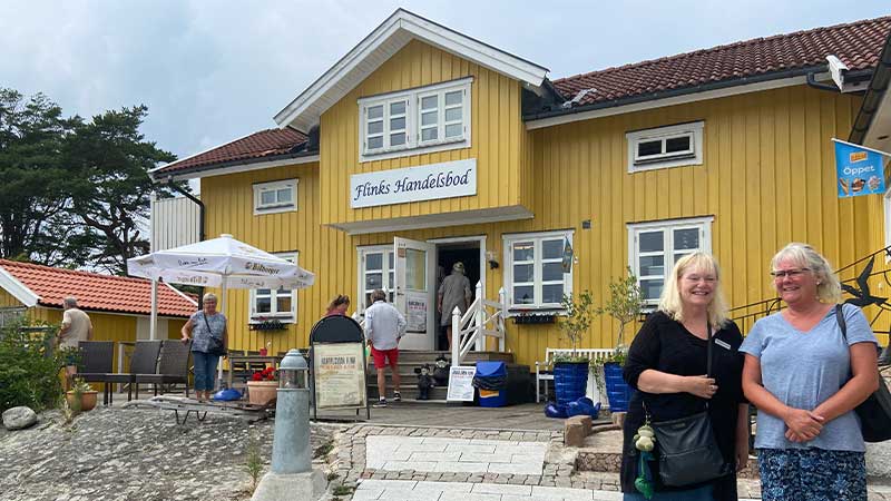 Den gula träbyggnaden Handelsman Flinks handelsbod och restaurang som ligger på Flatön i Orust kommun i Bohuslän