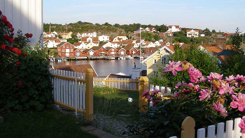 Vy över Fiskebäckskil på Skaftö i Bohuslän – pittoresk kustby med hav, klippor och traditionella trähus