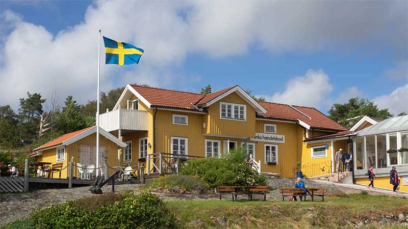 Handelsman Flinks handelsbod och restaurang på Flatön i Orust, Bohuslän – gul träbyggnad i klassisk skärgårdsmiljö