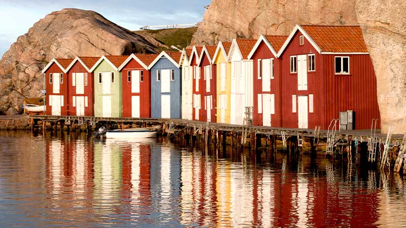 De färgglada sjöbodarna längs Smögenbryggan i Smögen, Bohuslän