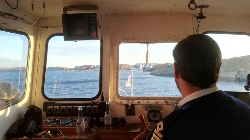 Styrhytt på passagerarbåt med kapten vid kontrollpanelen – navigering och sjöresa i Bohusläns skärgård