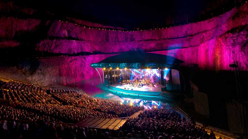 Kvllskonsert p Dalhalla med scenljus och publik, resa med Tjrnarpsbuss frn Skne