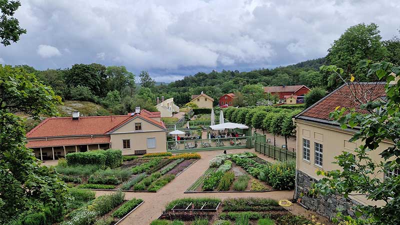 Gunnebo slotts franska trdgrd i full blom under bussresa med Tjrnarpsbuss