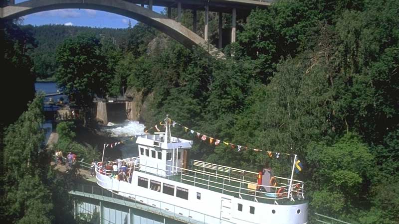 Hveruds akvedukt en solig sommardag under en guidad dagsutflykt med Tjrnarpsbuss