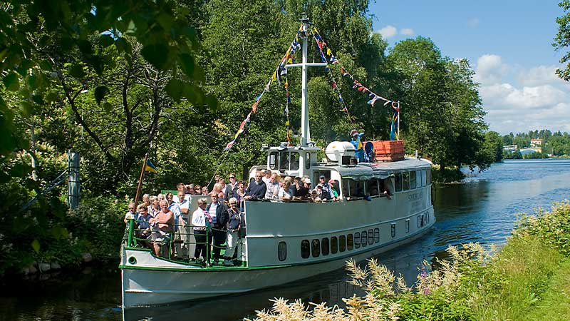 Kanalbt p tur passerar Mustadfors under sommaren lngs Dalslands kanal  rundresa med Tjrnarpsbuss