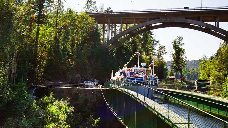 Kanalbt i akvedukten under en bttur p Hveruds kanal. Res med Tjrnarpsbuss till Dalsland och Gteborgs Skrgrd