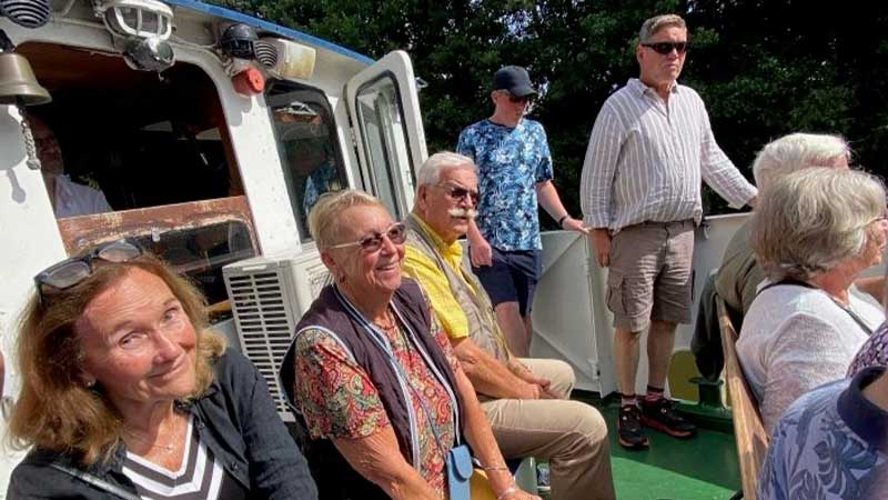 Glada Tjörnarpsresenärer njuter av båttur på Göta Kanal.