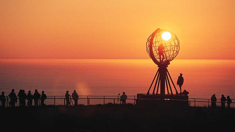 Res med Tjrnarpsbuss till Nordkap  Europas nordligaste udde p Magerya med ikoniska Globemonumentet i bakgrunden