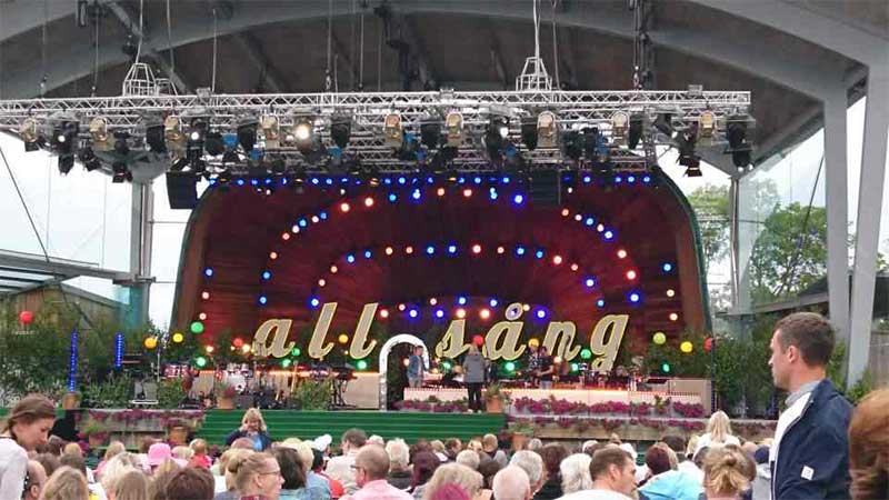 Allsng p Skansen  ikonisk sommarunderhllning med folkkra artister, allsng, livekonserter och magiska kvllar p Skansen i Stockholm.