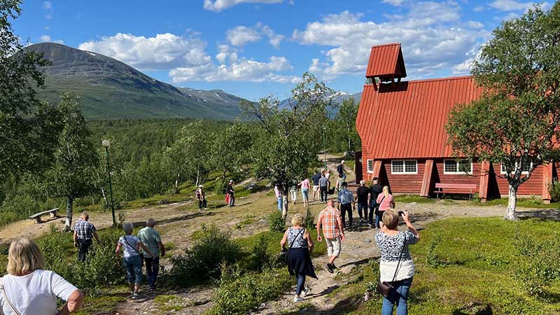 Nikkaluokta  porten till Kebnekaise och Lapplands fjllvrld. Upplev vandring, samisk kultur och storslagen natur vid vgs nde.