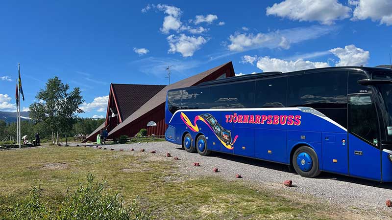Tjrnarpsbuss fina turistbuss i Nikkaloukta porten till Kebnekaise.