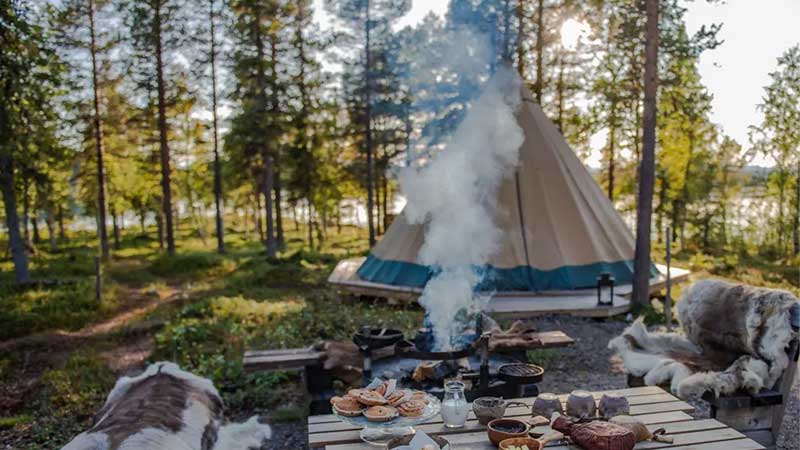 Samisk kta i Spmi  en autentisk milj dr tradition mter smak. Upplev samisk matkultur med framdukat bord i fjllvrlden