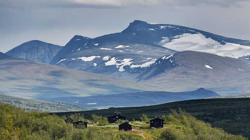 Svenska fjllen  en naturskn vildmark med traditionella fjllhyddor. 