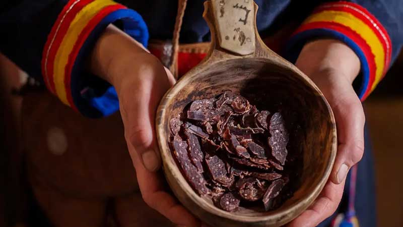 Torkat renktt i samisk ksa  en smakrik delikatess frn Spmi. Upplev traditionell mat och hantverk i den nordiska vildmarken